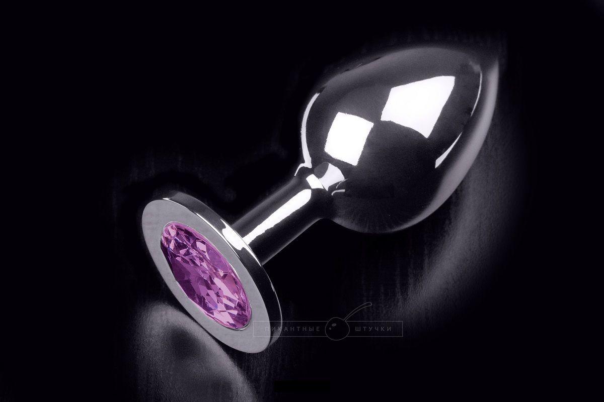 Большая серебристая анальная пробка с круглым кончиком и ярким фиолетовым кристаллом - 9 см.-5712