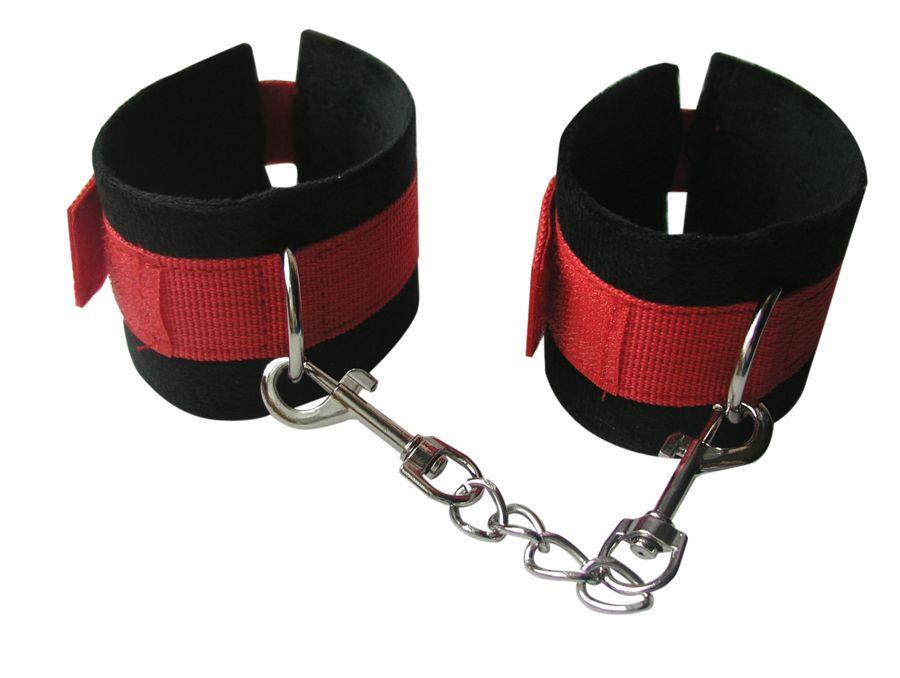 Черно-красные наручники из текстиля с цепочкой на карабине-7784