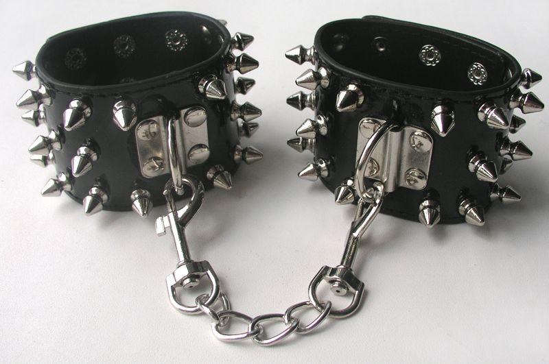 Черные наручники с металлическими шипами-7783