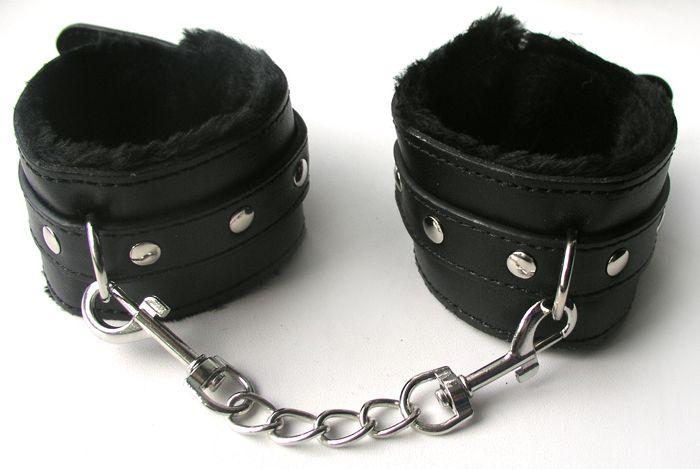 Черные наручники с заклепками на цепочке с карабинами-7782