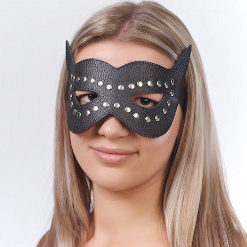 Чёрная кожаная маска с клёпками и прорезями для глаз-10911