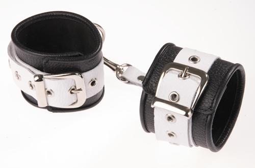 Чёрно-белые кожаные наручники с ремешком с двумя карабинами-10764