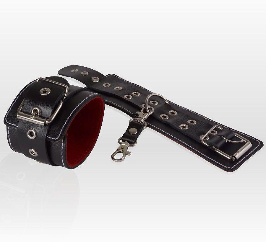 Чёрные кожаные наручники с контрастной строчкой и красной изнанкой-7945