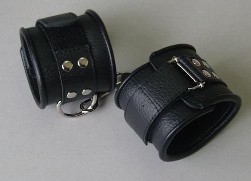 Чёрные кожаные наручники с ремешком с двумя карабинами-10769