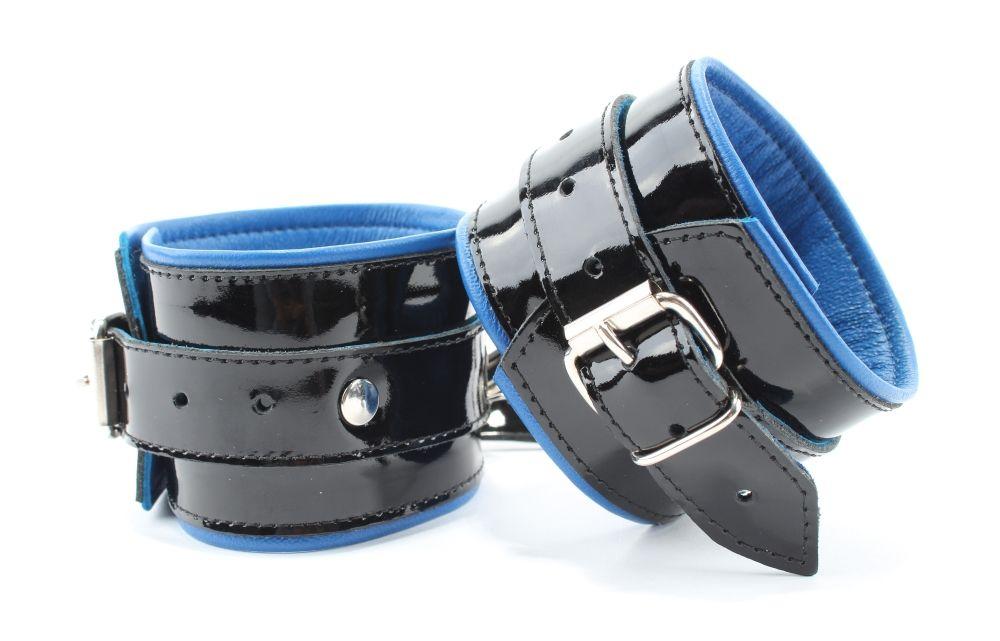 Чёрные лаковые наручники с синим подкладом-5425