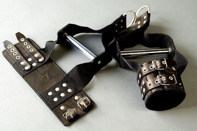 Чёрные наручники с хромированной трубкой для подвешивания-8317