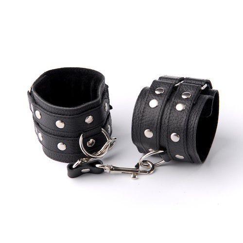 Чёрные наручники с клёпками-10919
