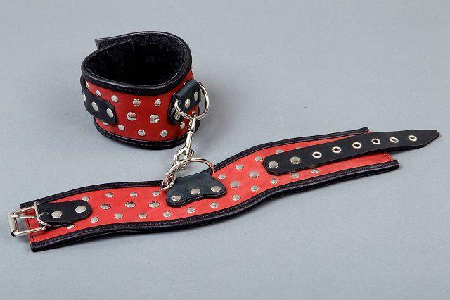 Фигурные красно-чёрные наручники с клёпками-8309
