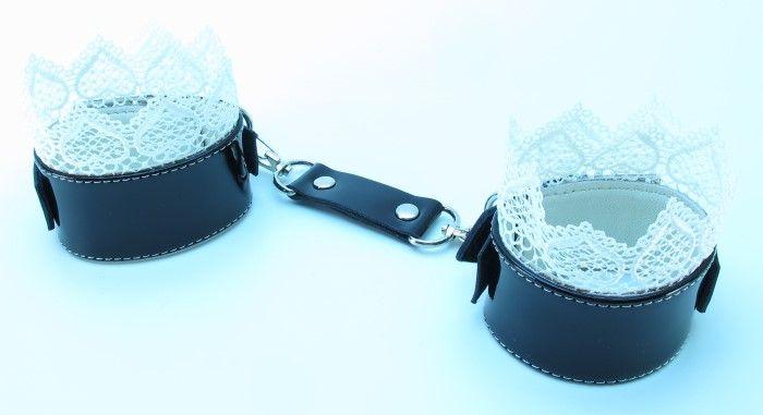 Изысканные чёрные наручники с белым кружевом-9480