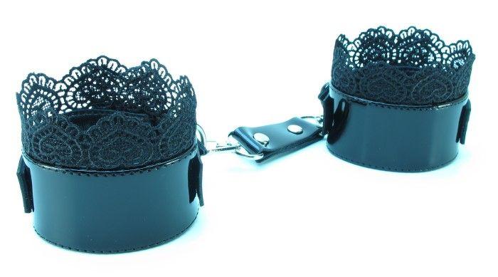 Изысканные чёрные наручники с кружевом-9483