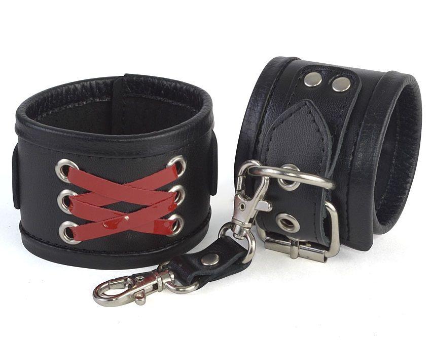 Кожаные наручники с декоративной лаковой шнуровкой-8503