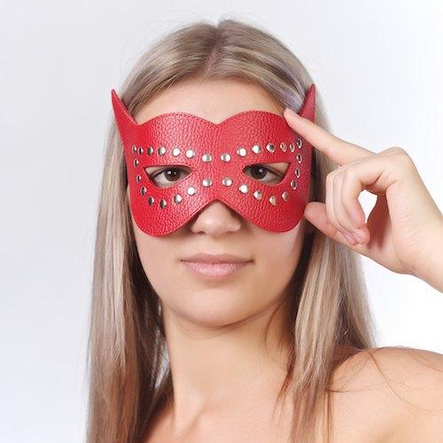 Красная маска на глаза с разрезами и заклепками-10736