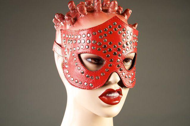 Красная маска-очки с фурнитурой в виде заклепок-978