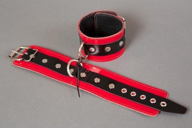 Красные лакированные наручники с клёпками-8349