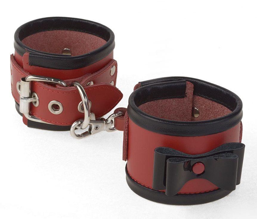 Красные наручники с черными лаковыми бантами и оторочкой-8979