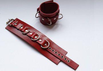 Красные не подшитые кожаные наручники-8368