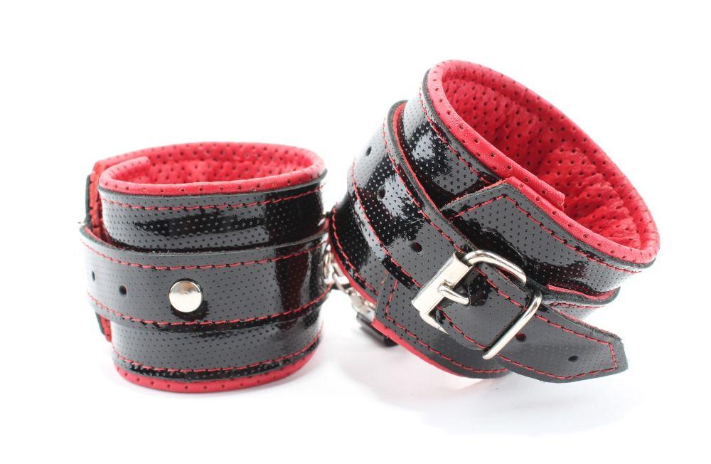 Лаковые чёрно-красные перфорированные наручники-6146