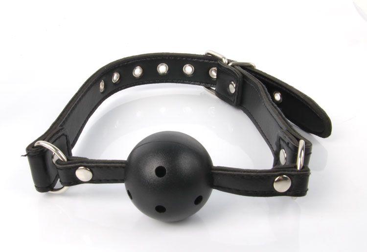 Пластиковый шар-кляп черного цвета на регулируемых ремешках-7602