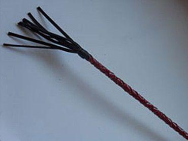 Плетеный короткий красный стек с наконечником в виде длинной кисточки - 70 см.-951