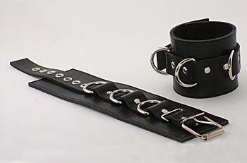 Подшитые чёрные наручники с пряжкой и 3 сварными D-кольцами-8400