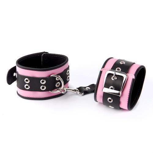 Розово-чёрные наручники с ремешком с двумя карабинами на концах-10766
