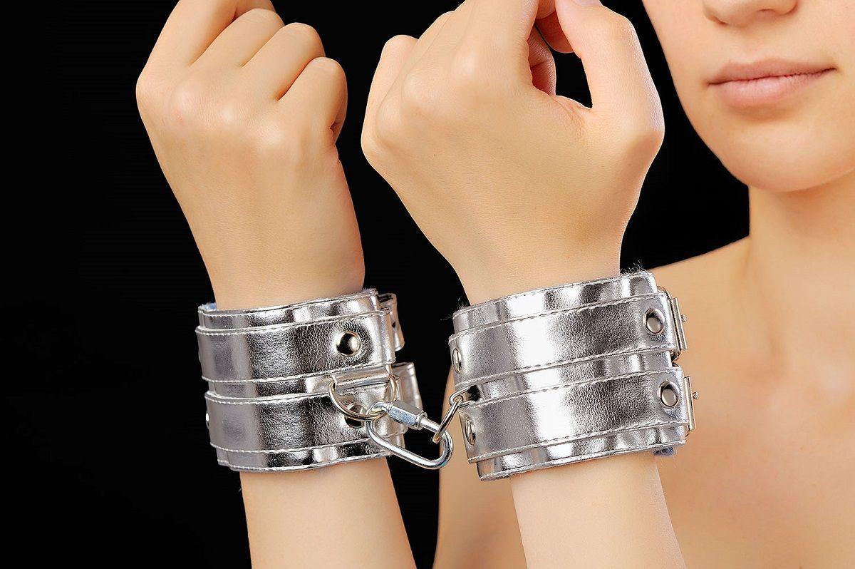 Серебристые наручники с коротким ремешком и никелированной фурнитурой-10771