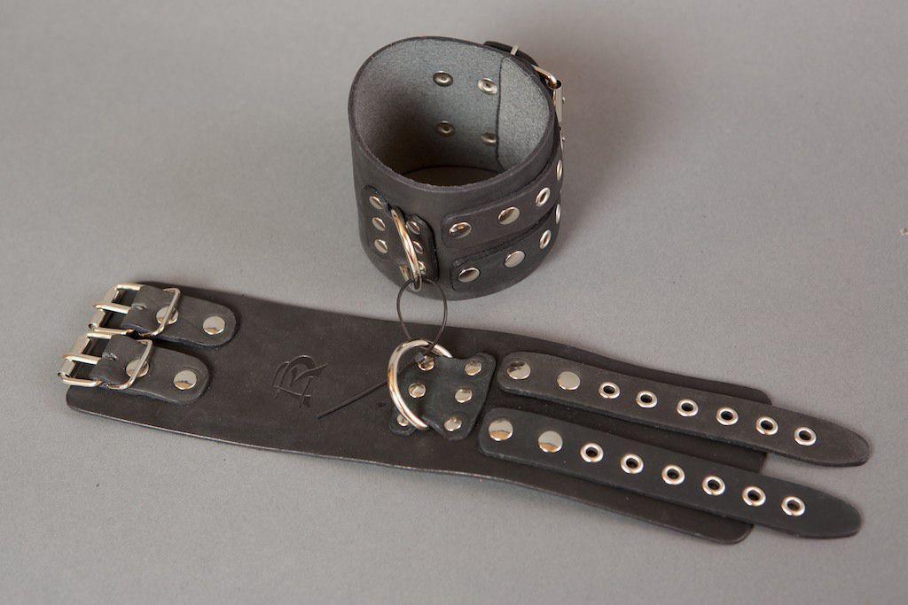 Широкие черные кожаные наручники без подкладки-963