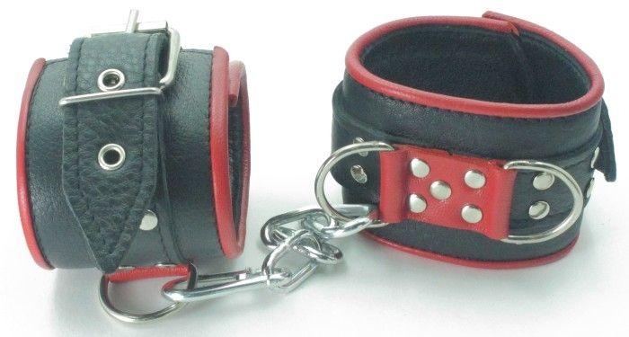 Широкие черные наручники с красным декором-2599