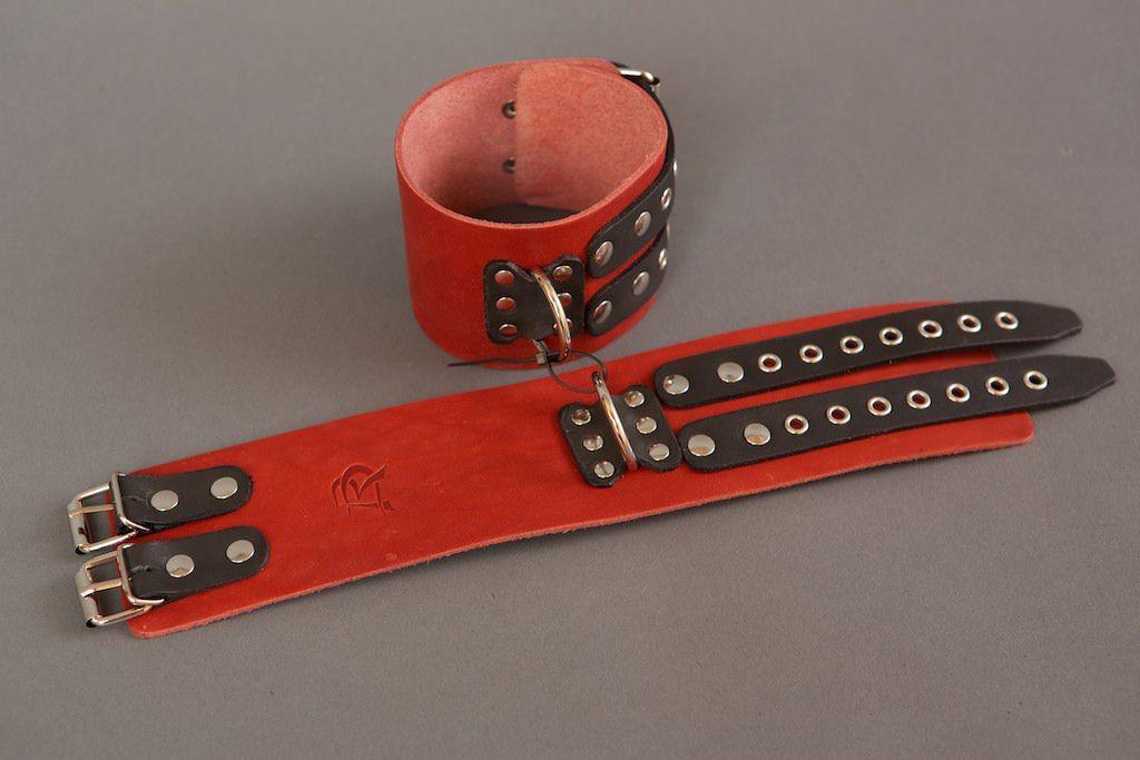 Широкие красно-черные наручники без подкладки-8346