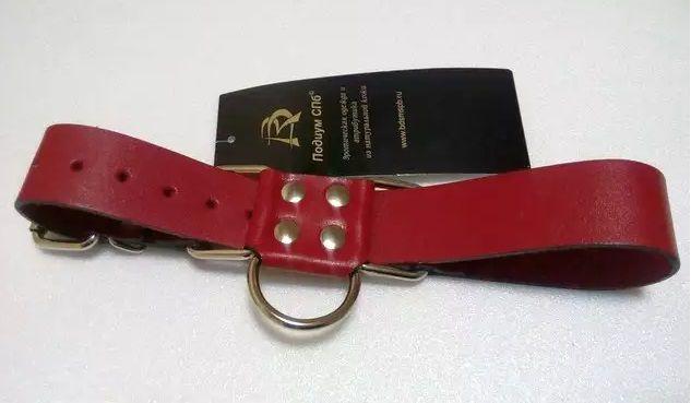 Широкие красные ременные наручники с полукольцом-10185