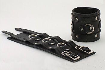 Широкие подшитые наручники с 2 ремешками и 3 сварными D-кольцами-8401