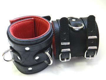 Широкие подвёрнутые наручники с красным подкладом-6226