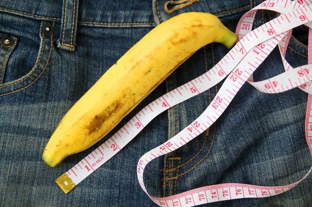 банан и линейка на джинсах