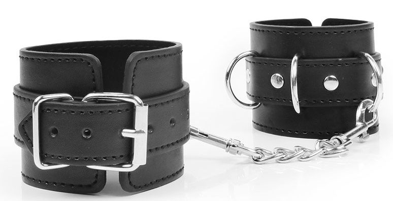 Черные наручники с металлическими застежками и цепочкой-