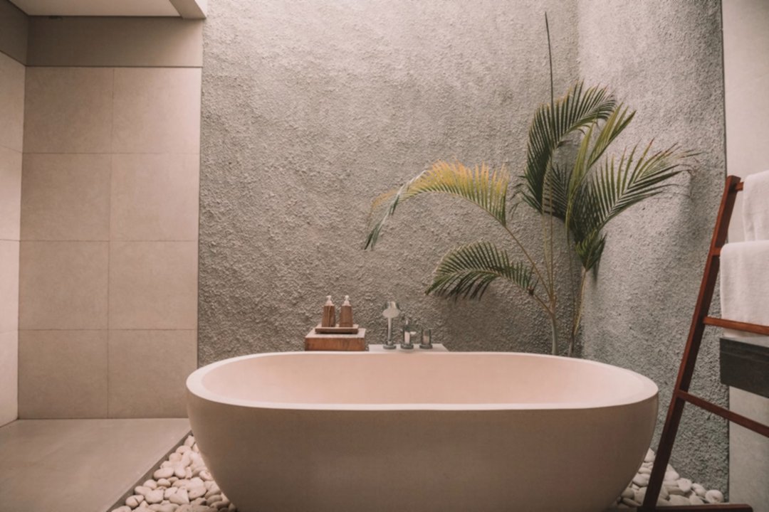 массажное масло и свечи для романтического вечера