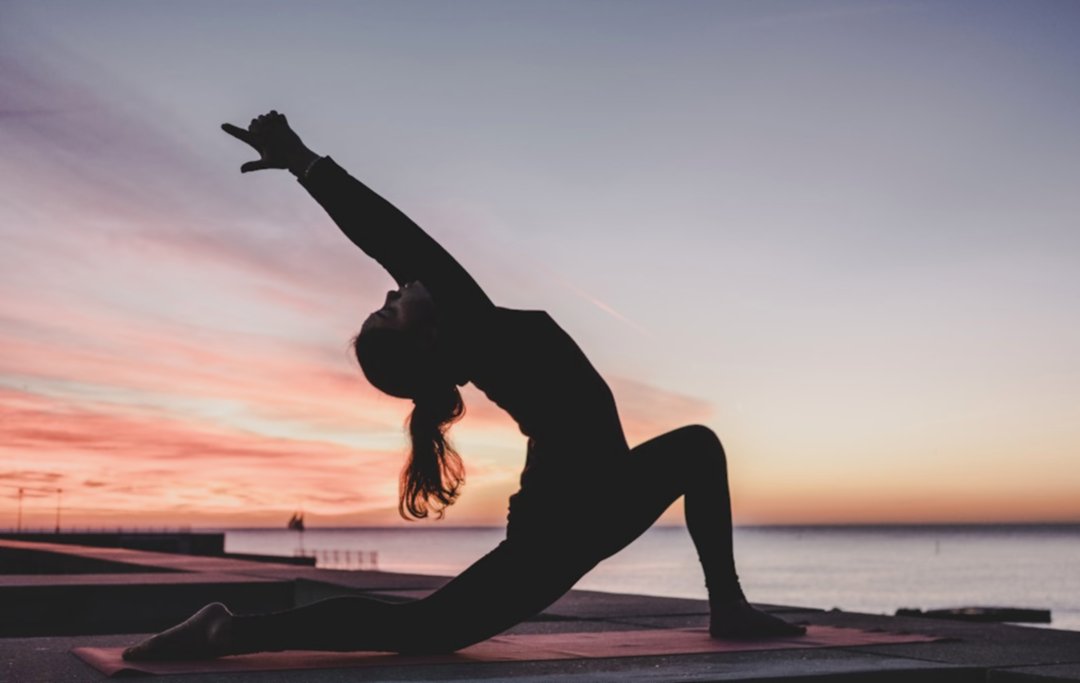 йога и растяжка для гибкости в постели