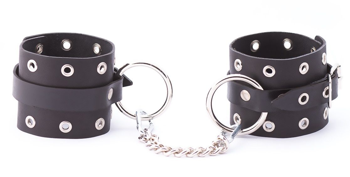 321330 Черные кожаные оковы с люверсами