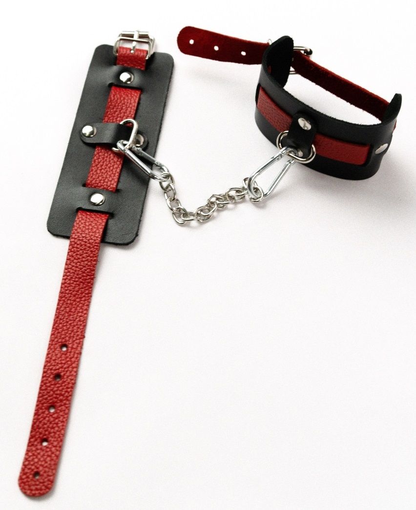 321345 Черные оковы с красным декором и заклепками