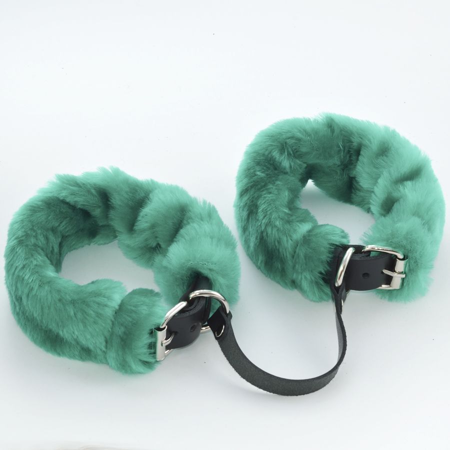 350093 Черные кожаные оковы со съемной зеленой опушкой