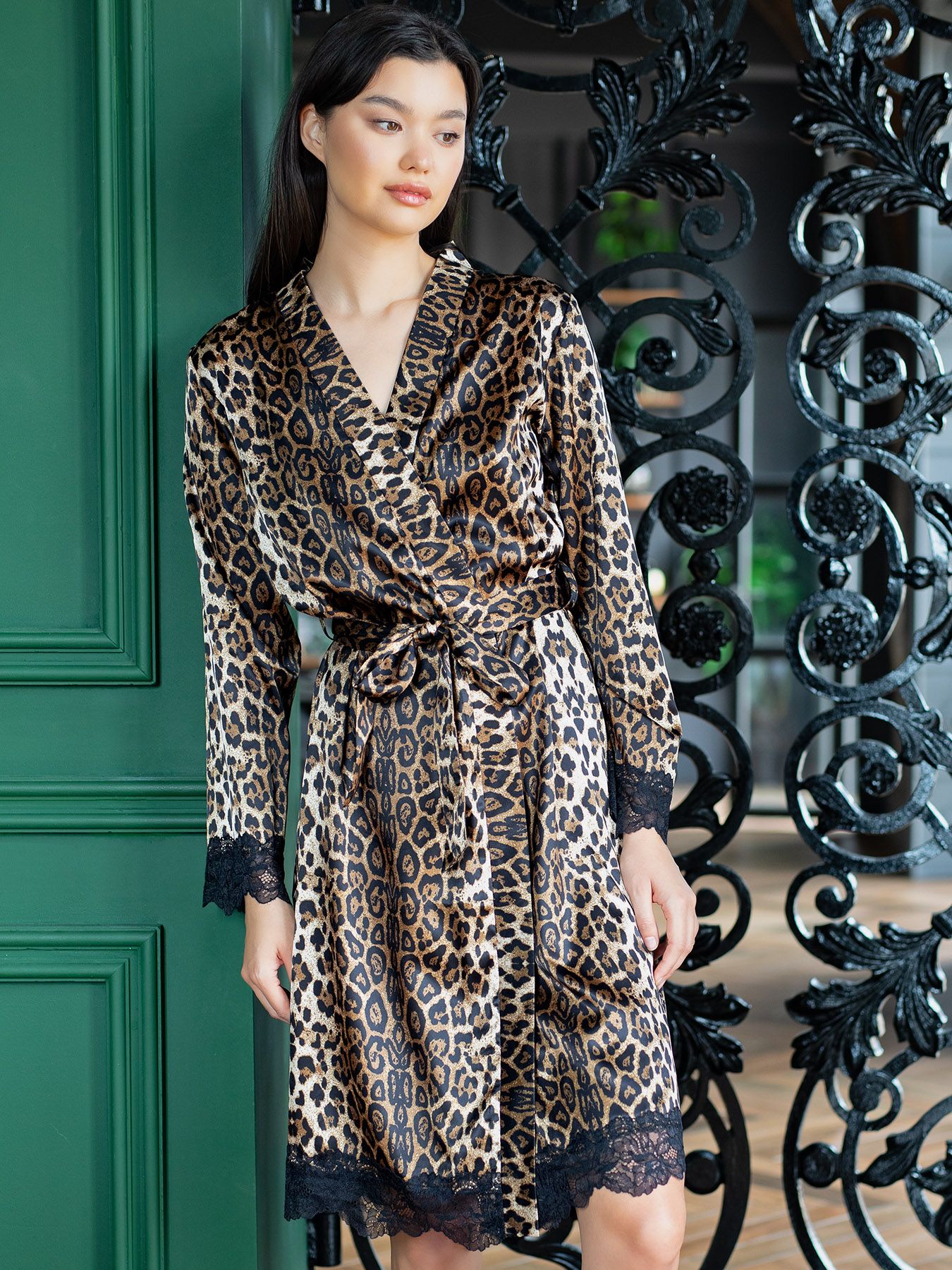 483916 Соблазнительный халатик с леопардовым принтом