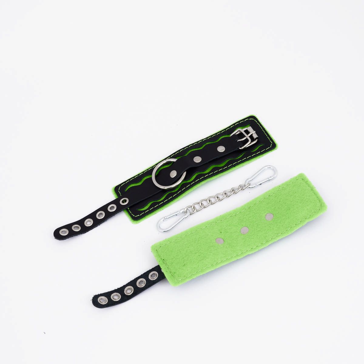 524971 Черно-зеленые кожаные наручники с зеленой строчкой