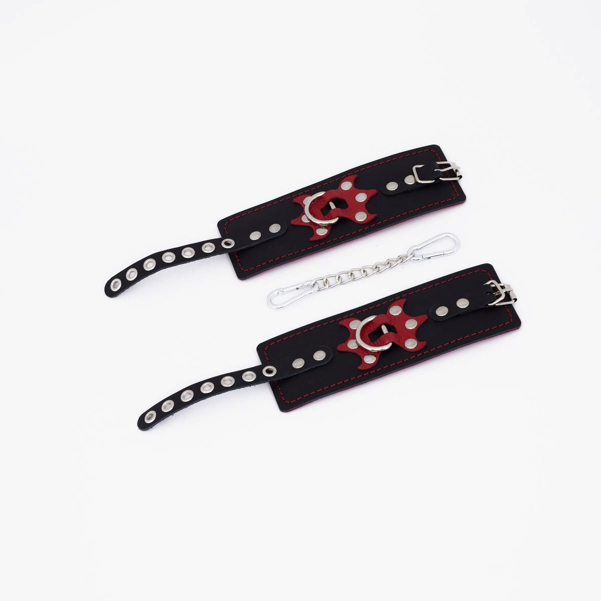 524992 Черные кожаные наручники с красным декором и строчкой