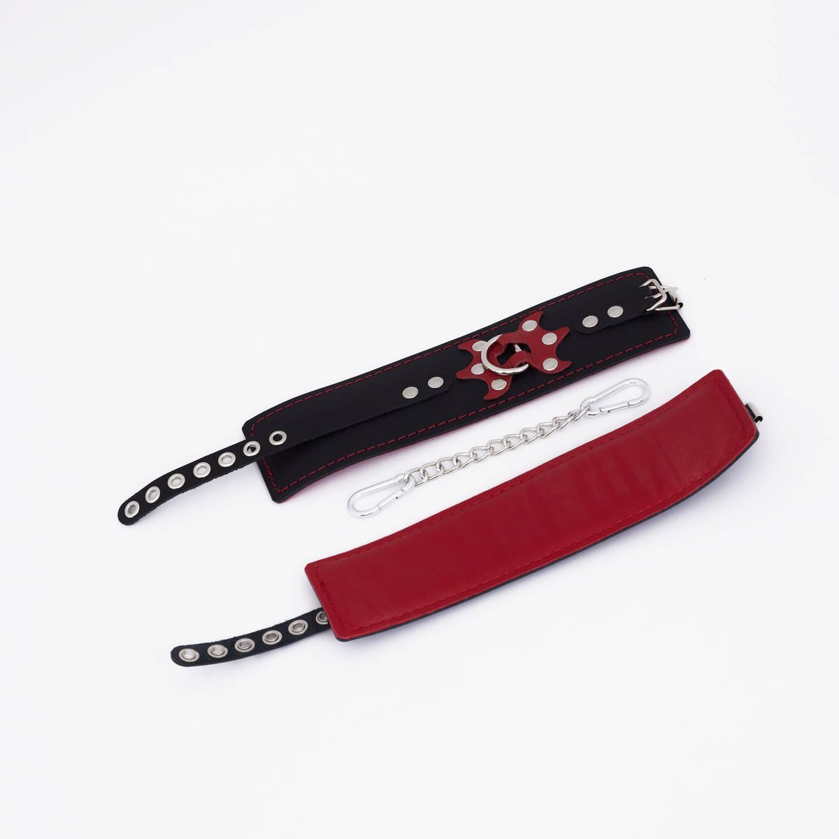 524993 Черные кожаные оковы с красным декором и строчкой