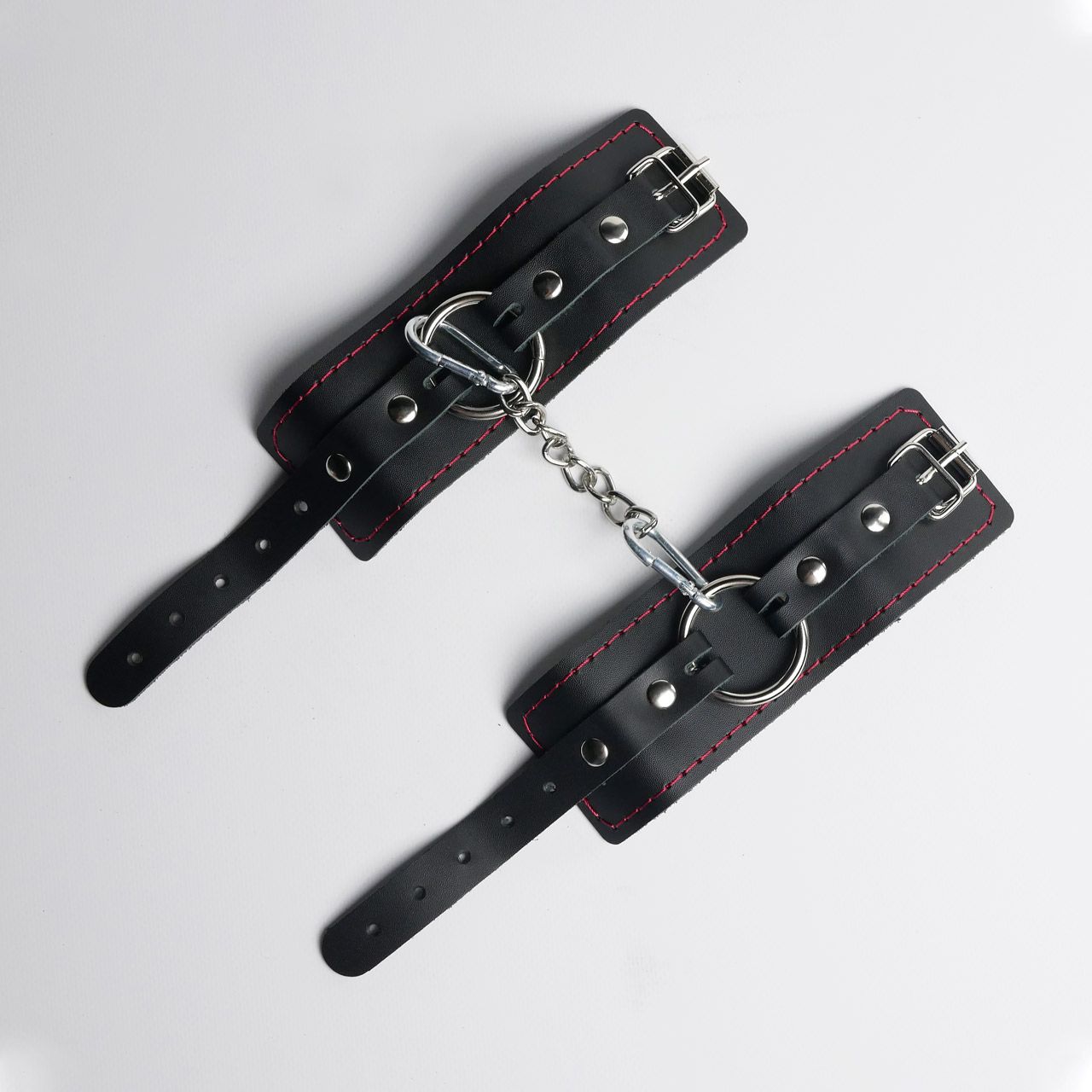 525385 Черные кожаные наручники с красной строчкой