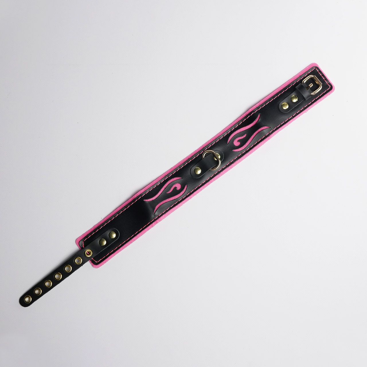 525387 Черно-розовый ошейник с золотистой фурнитурой