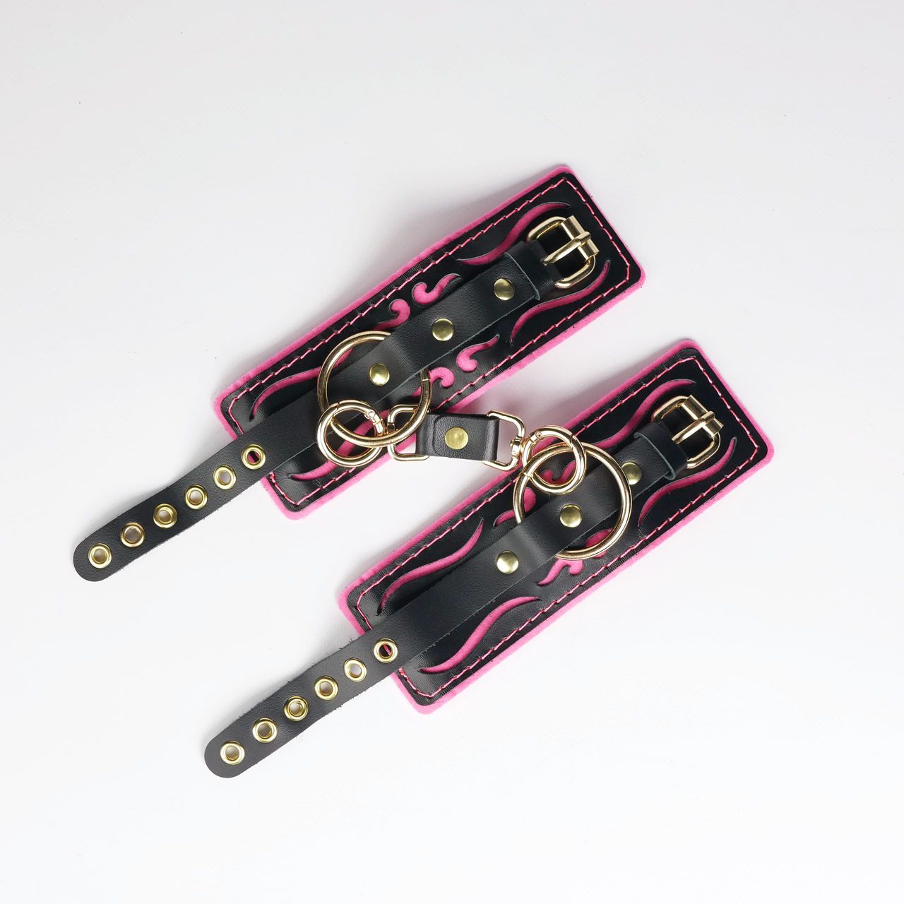 527869 Черные кожаные наручники с розовой строчкой
