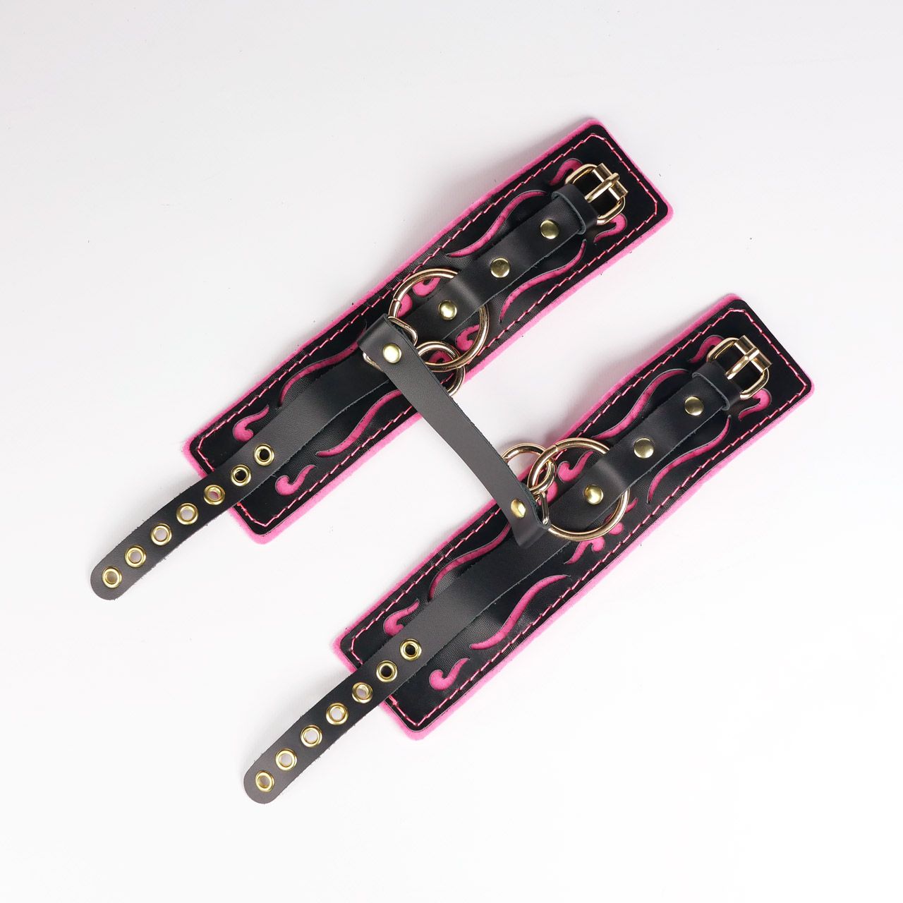527870 Черные кожаные оковы с розовой строчкой