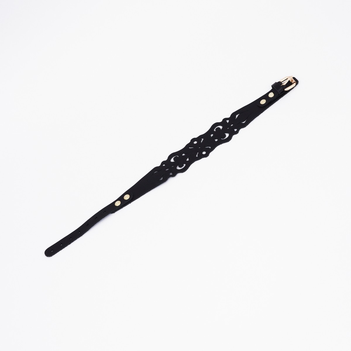 528835 Черный ажурный чокер с золотистой фурнитурой