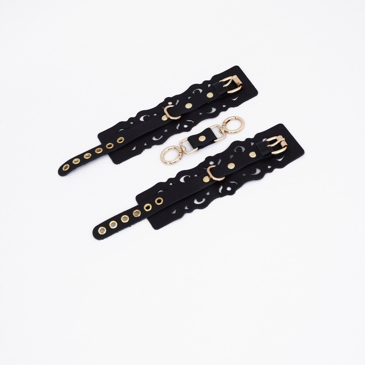 528838 Черные кожаные наручники с узорами и золотистой фурнитурой