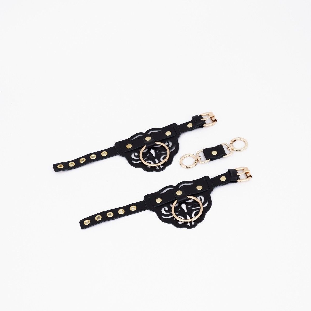 528839 Черные кожаные наручники с клепками, кольцами и золотистой фурнитурой